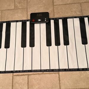FAO Schwarz Musical Piano Mat with Black and White Keys